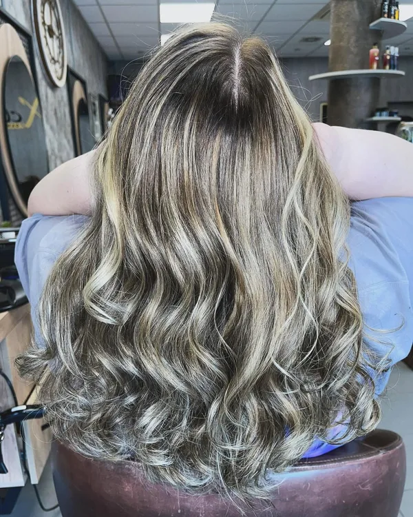 Balayage in hellem Blond mit weichem Ansatzverlauf