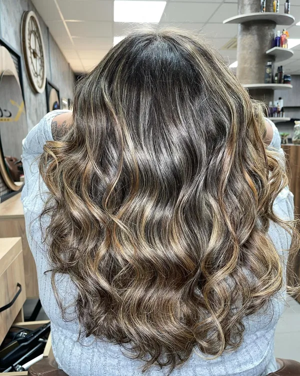 Lange blonde Haare mit Locken nach dem Styling