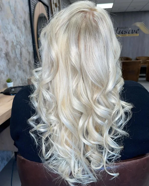 Foliensträhnen in mehreren Blondtönen