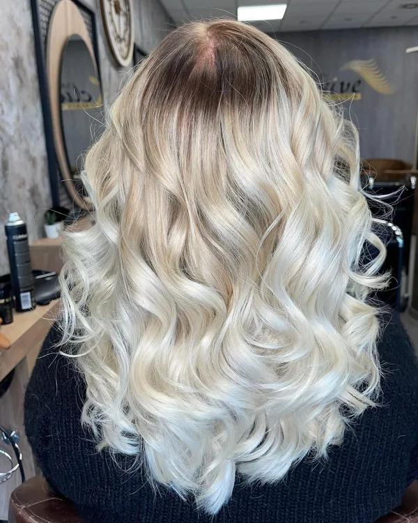 Lange blonde Haare mit Locken nach dem Styling